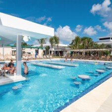 XBA_18_017+-+Pool+with+swim-up+bar